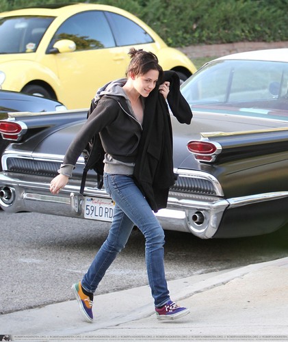  Kristen arriving at 집 today