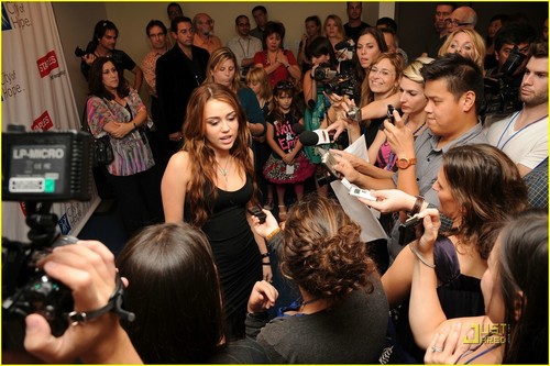  Miley @ show, concerto for Hope