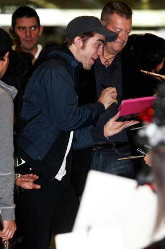  Robert Pattinson Arrives in Япония