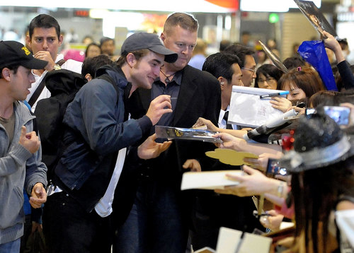  Robert Pattinson Arrives in Япония
