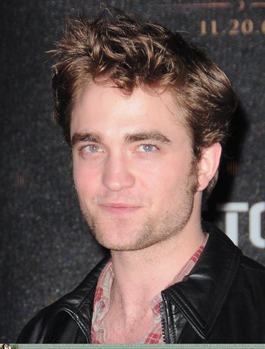  HQ foto's of Robert Pattinson at Hot Topic