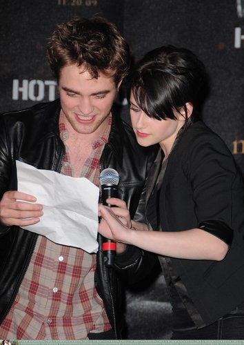  HQ 照片 of Robert Pattinson at Hot Topic