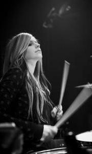  Avril Playing the Drums