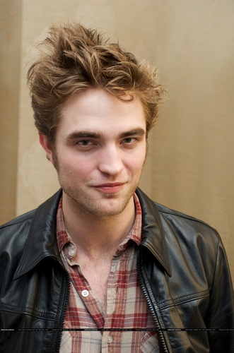  HQ Robert Pattinson तस्वीरें From the New Moon Press Conference