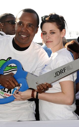  Kristen Stewart Fights Diabetes with Sugar Ray("Walk to cure diabetes” event)