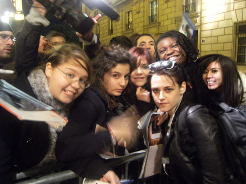  Kristen & شائقین - First pic from Paris