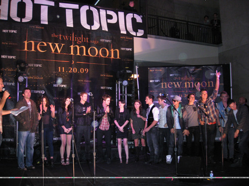  New Moon Cast Tour at Hollywood & Highland Hot Topic - Noviembre 6