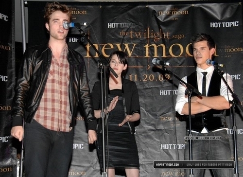  New Moon Cast Tour at Hollywood & Highland Hot Topic - Noviembre 6