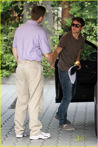  Zac Efron Arriving At A Hotel In West Hollywood (5/11/09)