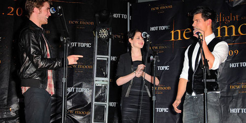  'New Moon' Stars Invade Hot Topic In Hollywood