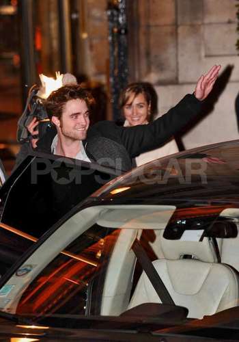  Robert Pattinson Leaves Hotel Crillon - लंडन