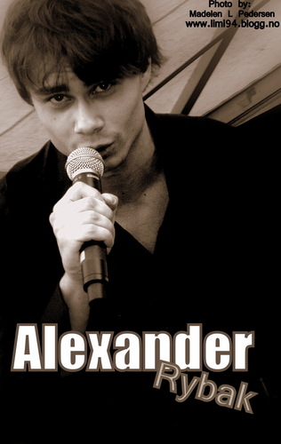  Alexander Rybak looks straight into the camera, my camera : )