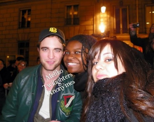  प्रशंसक Pictures from Paris-Robert Pattinson