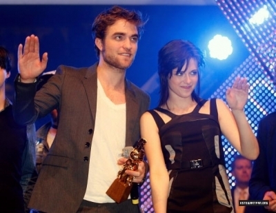  más foto's of Kristen, Robert& Taylor in München!!