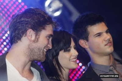  еще photo's of Kristen, Robert& Taylor in München!!
