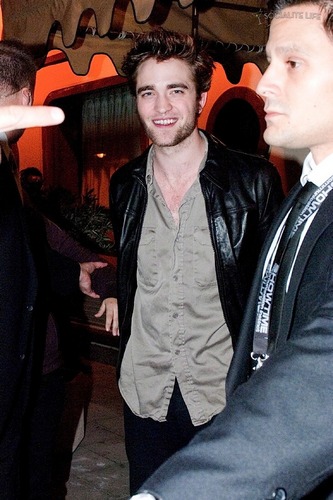 mais from the cast jantar last night - Rob is so happy, he's even smiling at papz! :)))