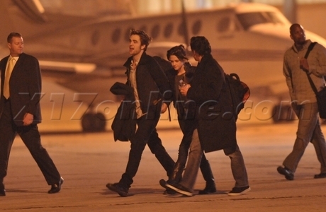  Rob and Kristen caught holding hands
