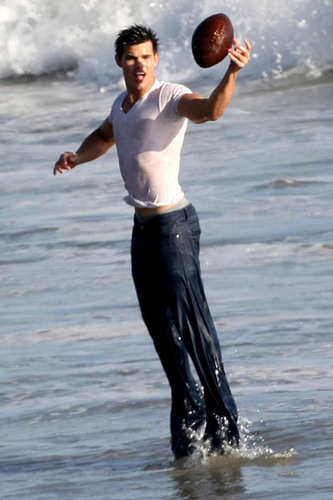  Taylor Lautner Gets Wet For Rolling Stone picha Shoot