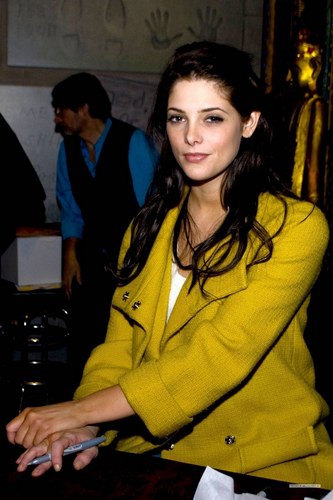  Ashley at “New Moon” fã Greeting in Chicago - November 20, 2009