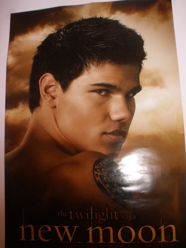  Is it just me, au is Jacob wearing braces in this poster I bought????