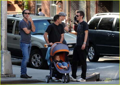  Jude Law, Jonny Lee Miller with son Buster
