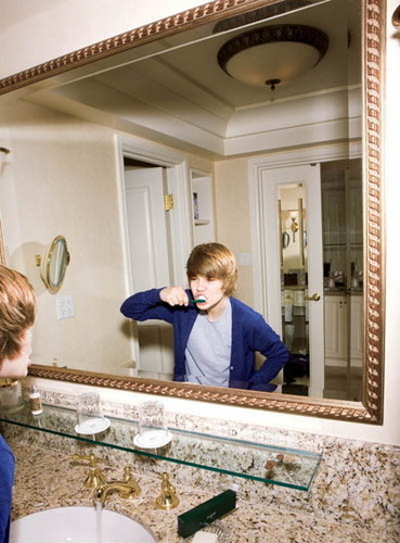  Justin cleans a teeth!