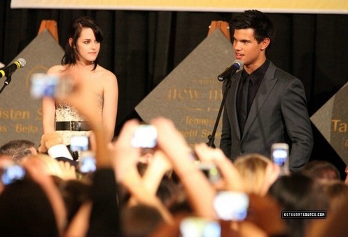 Kristen and Taylor at Knoxville premiere