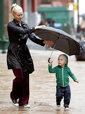  Naomi Watts and Sasha Do Sining in the Rain