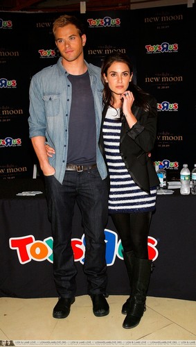 Nikki & Kellan at New Moon event at Toys ‘R’ Us in NYC