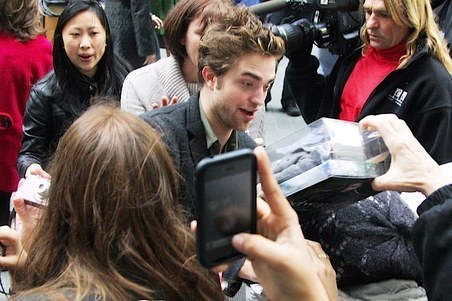  ROBERT PATTINSON GREETS ファン AND VISITS THE TODAY 表示する - 11/19/09