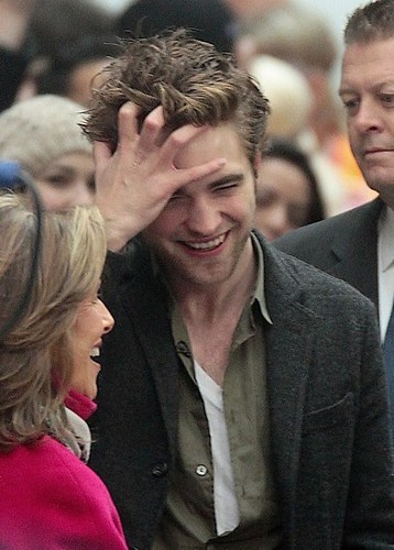  ROBERT PATTINSON GREETS Fans AND VISITS THE TODAY Zeigen - 11/19/09