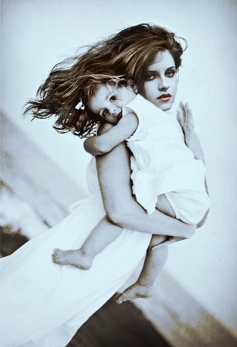  Renesmee and Bella