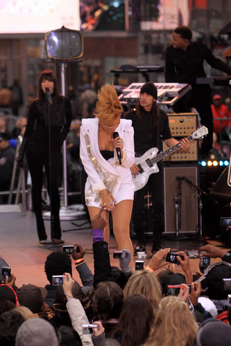  Rihanna performing on Good Morning America