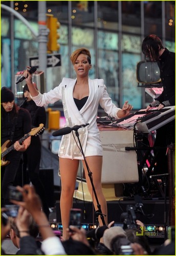  Rihanna performs on Good Morning America