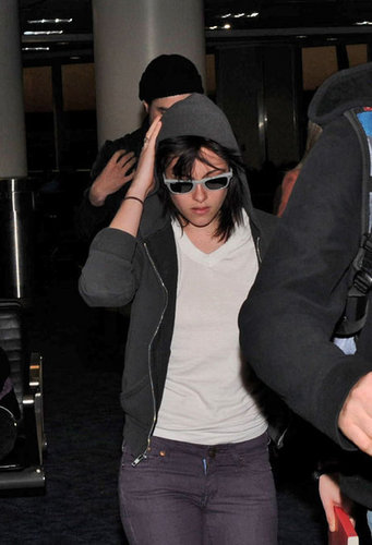  Rob & Kristen arriving back in LA (nov 23)