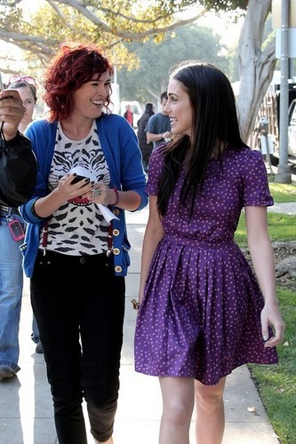  Rumer Willis and Jessica Lowndes play a new lesbian couple on "90210"