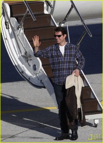  Tom Cruise: Leaving on a Private Jet Plane
