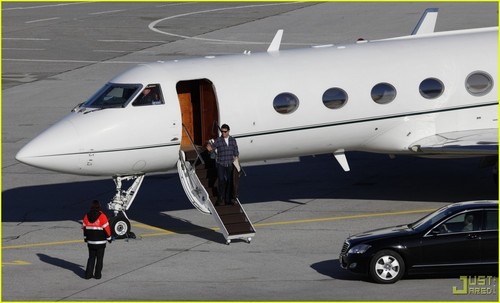 Tom Cruise: Leaving on a Private Jet Plane