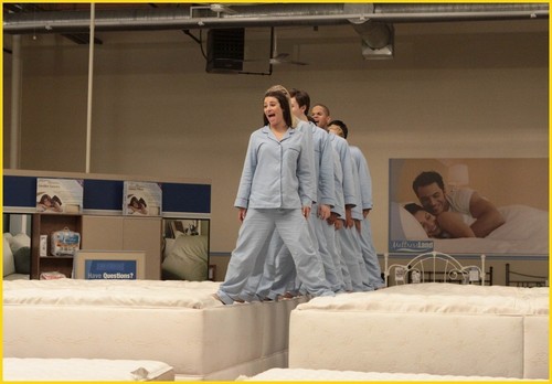  ग्ली episode 1x12 mattress