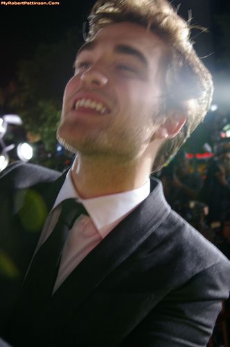  *NEW* Rrobert Pattinson Candids From The New Moon Premiere