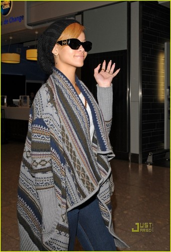  Rihanna @ Heathrow Airport