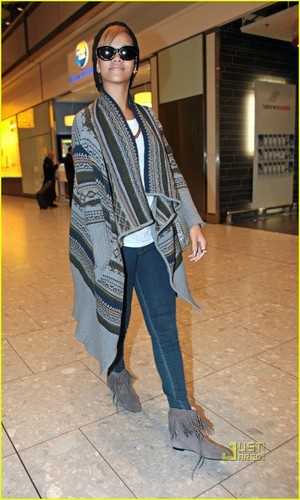 Rihanna @ Heathrow Airport