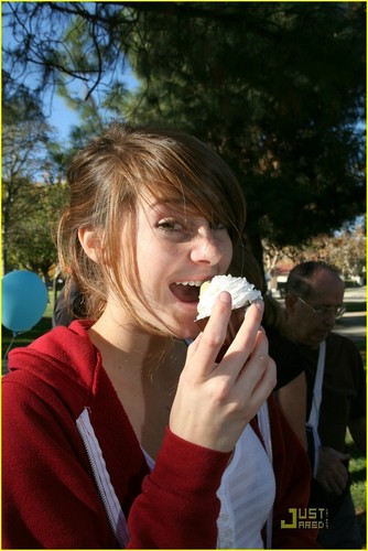 Shailene Woodley is Cupcake Cute