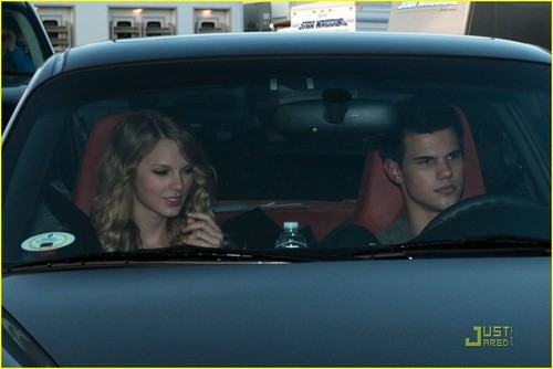  Taylor nhanh, swift & Taylor Lautner: Valentine’s ngày Duo