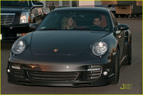 Taylor Swift & Taylor Lautner: Valentine’s Day Duo