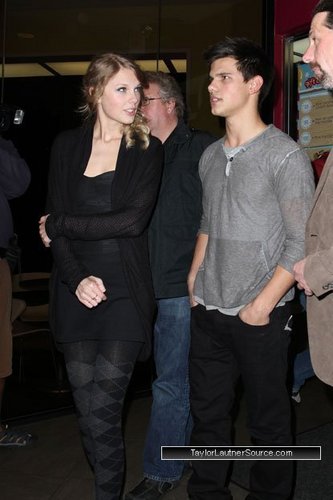  Taylor rápido, swift and Taylor Lautner in Los Angeles (December 3rd)