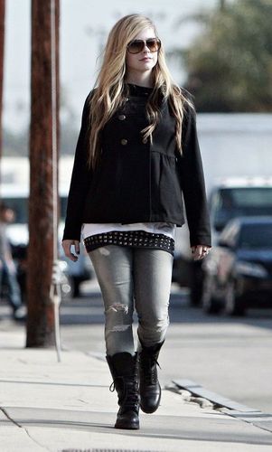  avril lavigne in December 01 - On set of Filming a New Commercial, Los Angeles