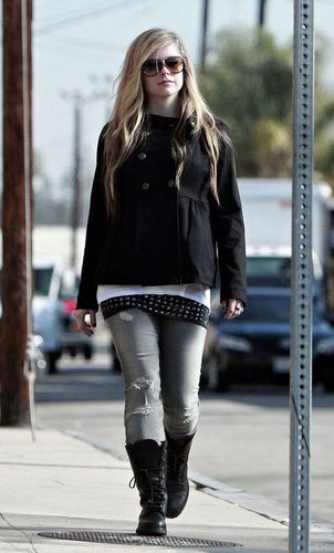  avril lavigne in December 01 - On set of Filming a New Commercial, Los Angeles
