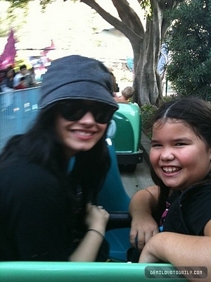  demi at 迪士尼 land with her family
