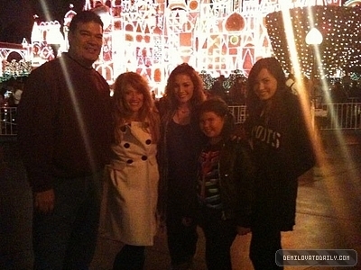  demi at डिज़्नी land with her family